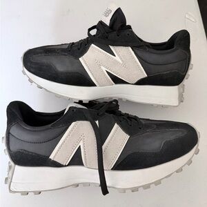 Women’s 9.5 New Balance Monochrome Black, White & Gray Athletic Shoes